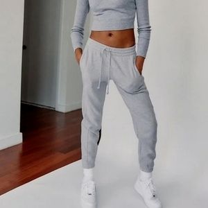 Aritzia TNA Cozy AF Sweatpants in Grey Size Large